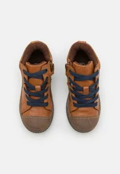 Friboo Sneakers Laag - Cognac -Aanbiedingen Kleding Trend Winkel 4973ed016cc44008a1b674c32feb947f