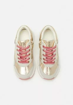 Friboo Sneakers Laag - Gold -Aanbiedingen Kleding Trend Winkel a3bdd98c073b4f5181acd3e32963b349